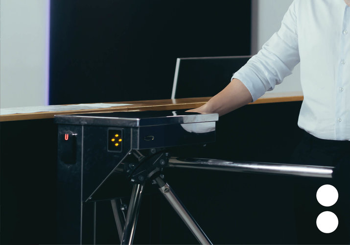 Turniket se vícekrát otočí po přiložení karty, QR kódu