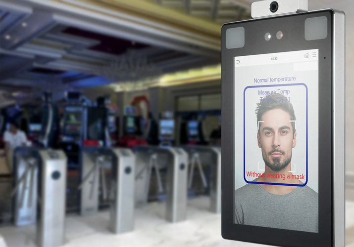 Přístupový terminál s měřením tělesné teploty